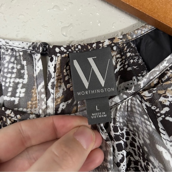 🦋 NWT Worthington Round Neck Short Sleeve Blouse Snakeskin Casual Large - Picture 2 of 7